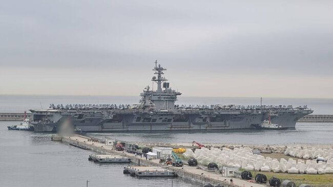 Атомный авианосец USS Theodore Roosevelt во время прибытия в южнокорейский порт Пусан