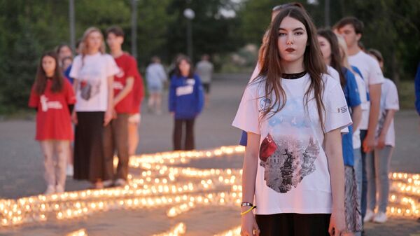 Участники акции Свеча памяти в парке имени Горького в Луганске, посвящённой 83-й годовщине начала Великой Отечественной войны