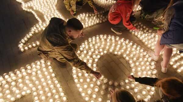 Участники акции Огненные картины войны на мемориальном комплексе Саур-Могила в Шахтерске, посвящённой 83-й годовщине начала Великой Отечественной войны