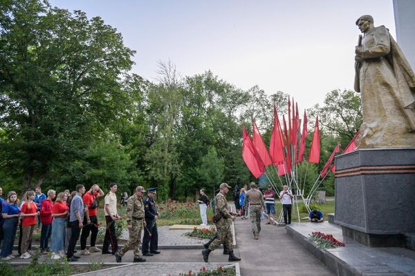 Участники акции Свеча памяти в парке имени Горького в Луганске, посвящённой 83-й годовщине начала Великой Отечественной войны