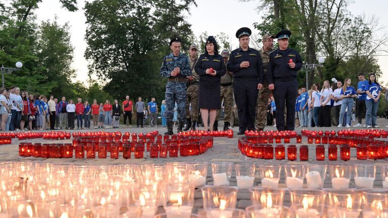 Участники акции Свеча памяти в парке имени Горького в Луганске, посвящённой 83-й годовщине начала Великой Отечественной войны