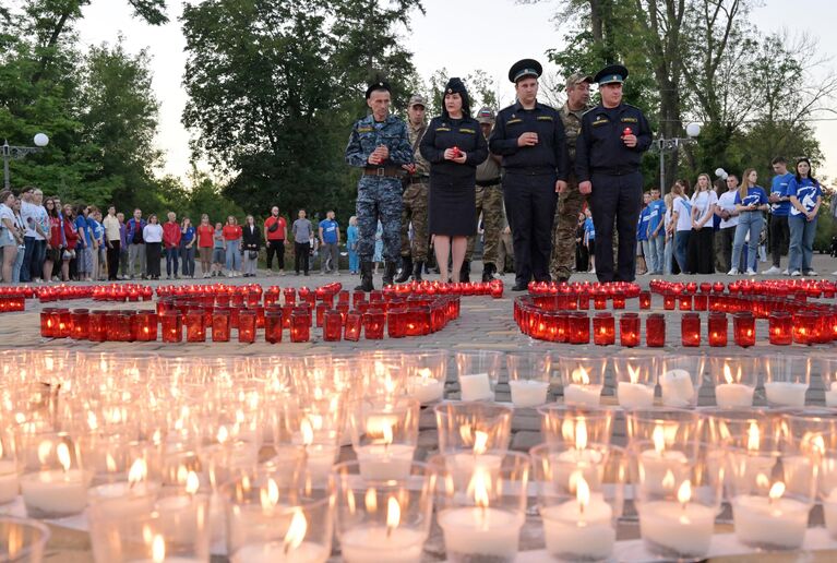 Участники акции Свеча памяти в парке имени Горького в Луганске, посвящённой 83-й годовщине начала Великой Отечественной войны