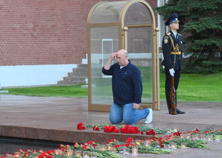 Участник акции Вахта памяти. Вечный огонь, приуроченной ко Дню памяти и скорби, в Александровском саду в Москве