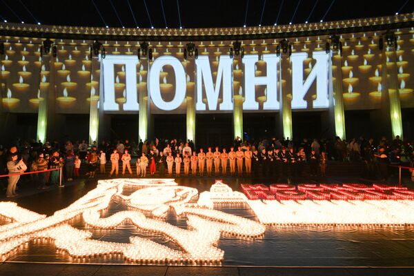 Участники всероссийской акции Свеча памяти на Поклонной горе в Москве, посвящённой 83-й годовщине начала Великой Отечественной войны