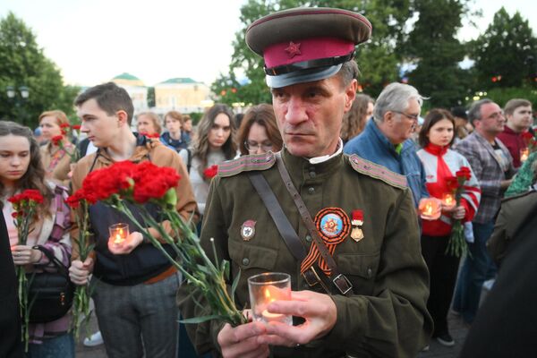 Участники акции Вахта памяти. Вечный огонь, приуроченной ко Дню памяти и скорби, в Александровском саду в Москве