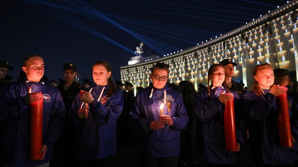 Участники всероссийской акции Свеча памяти на Поклонной горе в Москве, посвящённой 83-й годовщине начала Великой Отечественной войны