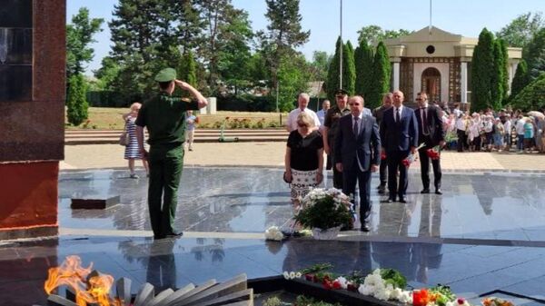 Посол РФ в Республике Молдова Олег Васнецов возложил цветы в День памяти и скорби 