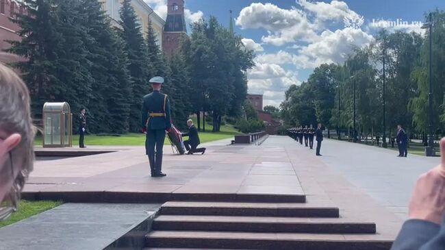 Путин на церемонии возложения цветов к могиле Неизвестного солдата