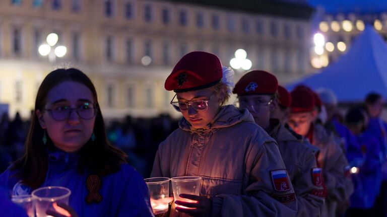 Участники акции Свеча памяти на Дворцовой площади в Санкт-Петербурге, посвящённой 83-й годовщине начала Великой Отечественной войны