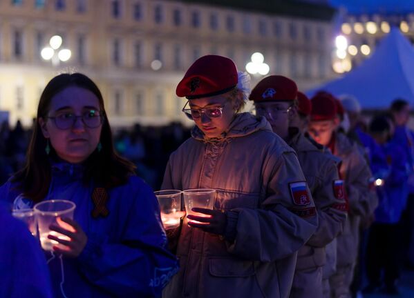 Участники акции Свеча памяти на Дворцовой площади в Санкт-Петербурге, посвящённой 83-й годовщине начала Великой Отечественной войны