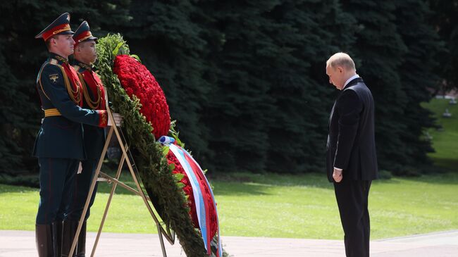 Президент РФ Владимир Путин на церемонии возложения венка к Могиле Неизвестного Солдата в Александровском саду в День памяти и скорби