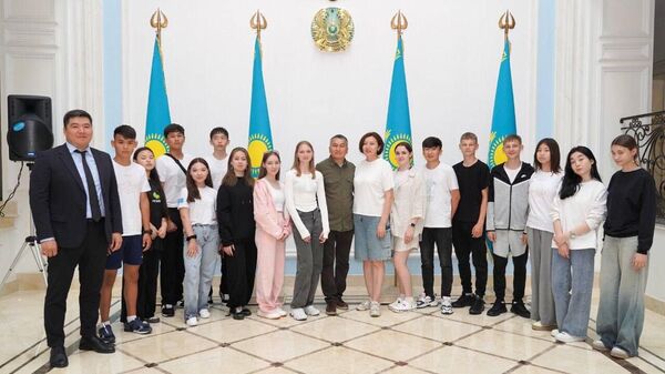 Старшеклассники из Казахстана, участвующие в патриотической акции Поезд памяти