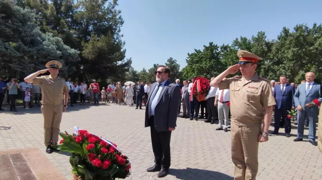 Посол России в Узбекистане Олег Мальгинов во время возложения цветов к Вечному огню на территории мемориального комплекса Братские могилы в Ташкенте. 22 июня 2024