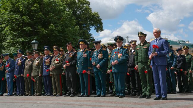 Министр обороны РФ Андрей Белоусов на церемонии возложения венка к Могиле Неизвестного Солдата в Александровском саду в День памяти и скорби