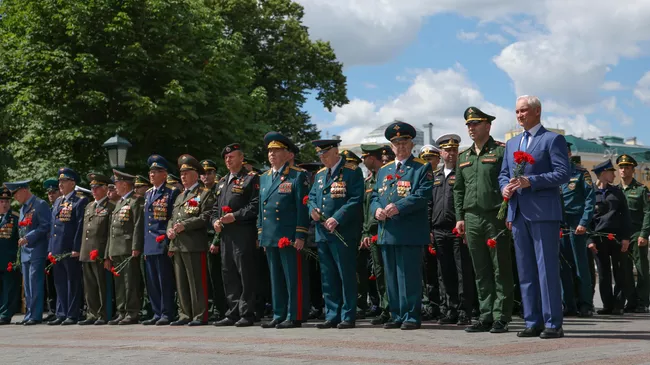 Министр обороны РФ Андрей Белоусов на церемонии возложения венка к Могиле Неизвестного Солдата в Александровском саду в День памяти и скорби