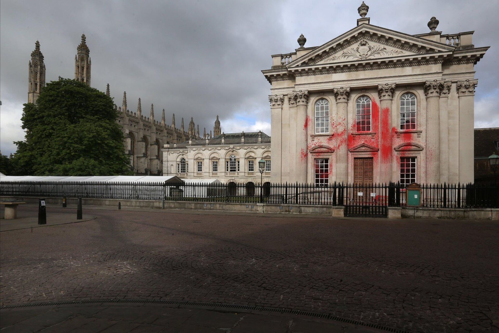 Пропалестинские активисты в Британии распылили красную краску на одно из зданий Кембриджского университета - РИА Новости, 1920, 22.06.2024