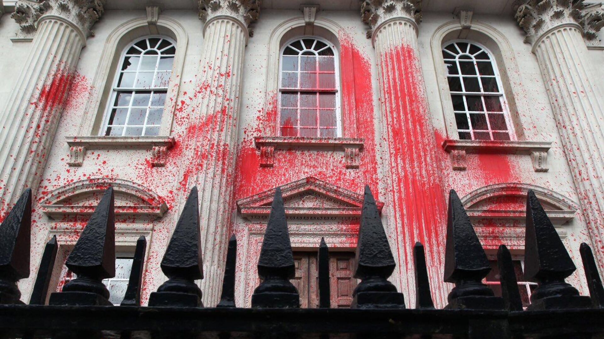 Пропалестинские активисты в Британии распылили красную краску на одно из зданий Кембриджского университета - РИА Новости, 1920, 22.06.2024