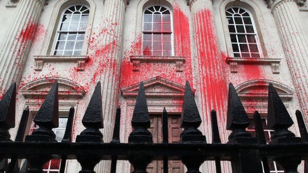 Пропалестинские активисты в Британии распылили красную краску на одно из зданий Кембриджского университета