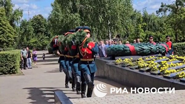 Возложение в ЛНР цветов к братской могиле советских воинов, погибших в ВОВ