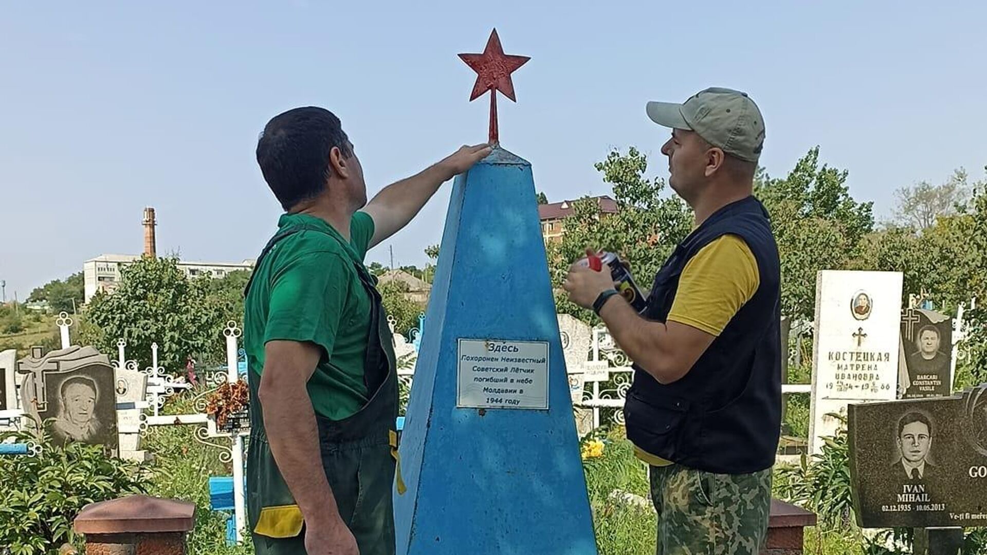 Активисты Поискового движения Молдовы при поддержке Российского центра науки и культуры в Кишиневе приводят в порядок могилу неизвестного советского летчика в селе Рошканы Новоаненского района - РИА Новости, 1920, 21.06.2024