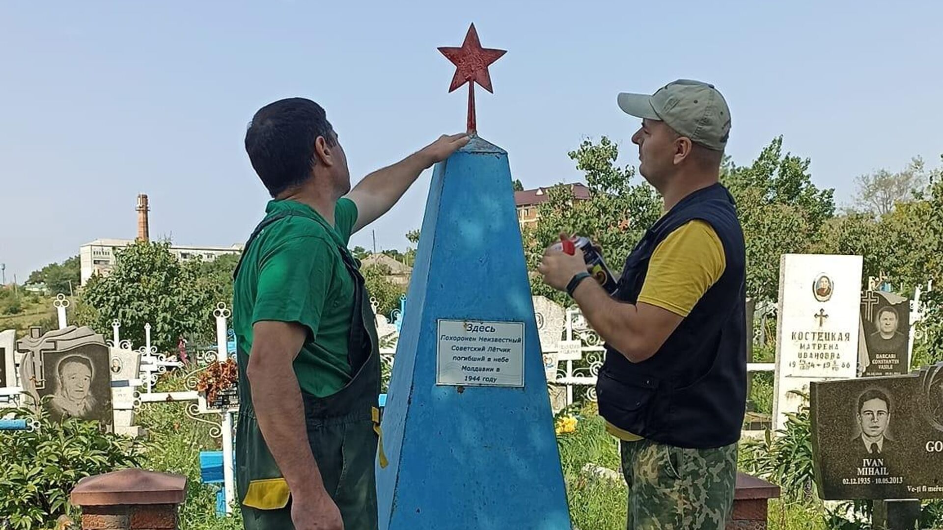 Активисты Поискового движения Молдовы при поддержке Российского центра науки и культуры в Кишиневе приводят в порядок могилу неизвестного советского летчика в селе Рошканы Новоаненского района - РИА Новости, 1920, 21.06.2024