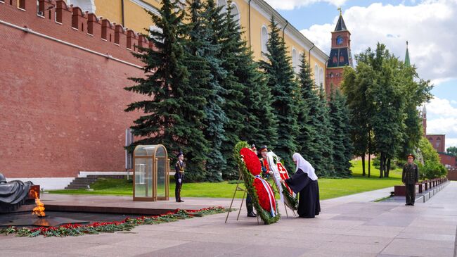 Патриарх Московский и всея Руси Кирилл возложил венок от Русской православной церкви к Могиле Неизвестного Солдата в Александровском саду 