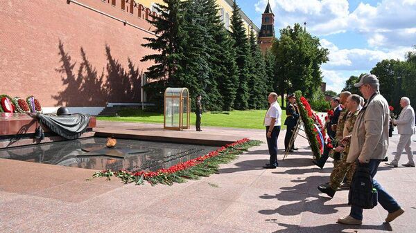 КПРФ возложила цветы к мемориальной Могиле неизвестного Солдата в Александровском саду. 22 июня 2024