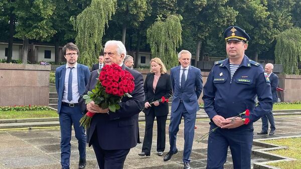 Посол Российской Федерации в Германии Сергей Нечаев возложил цветы к советскому военному мемориалу в Шёнхольцер-Хайде в День памяти и скорби
