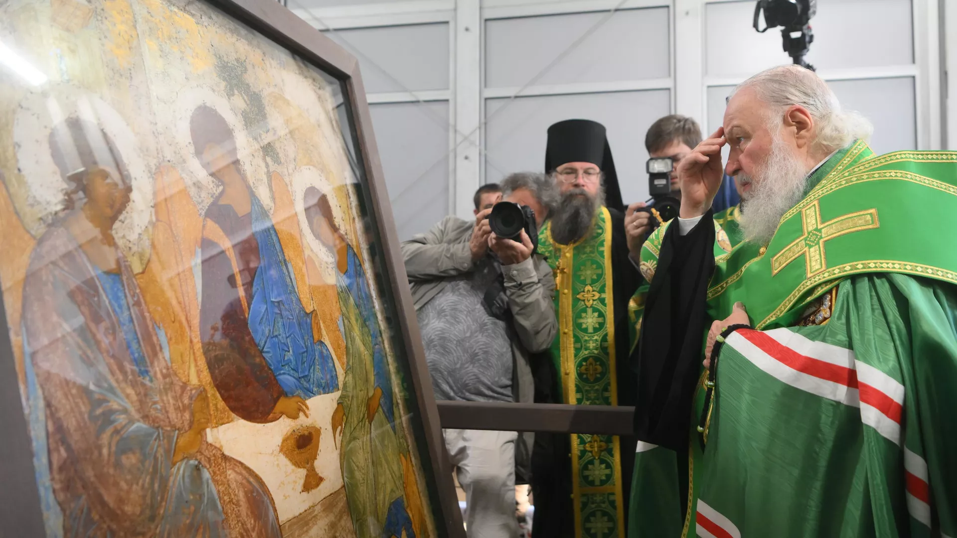 Патриарх Московский и всея Руси Кирилл у иконы Святая Троица письма преподобного Андрея Рублёва в шатре на Красногорской площади Свято-Троицкой Сергиевой Лавры накануне праздника Святой Троицы. 22 июня 2024 - РИА Новости, 1920, 22.06.2024