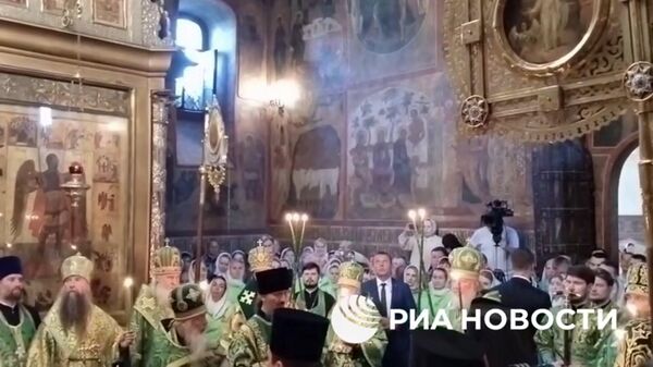 Патриарх совершает богослужение после возвращения Троицы в Троице-Сергиеву лавру