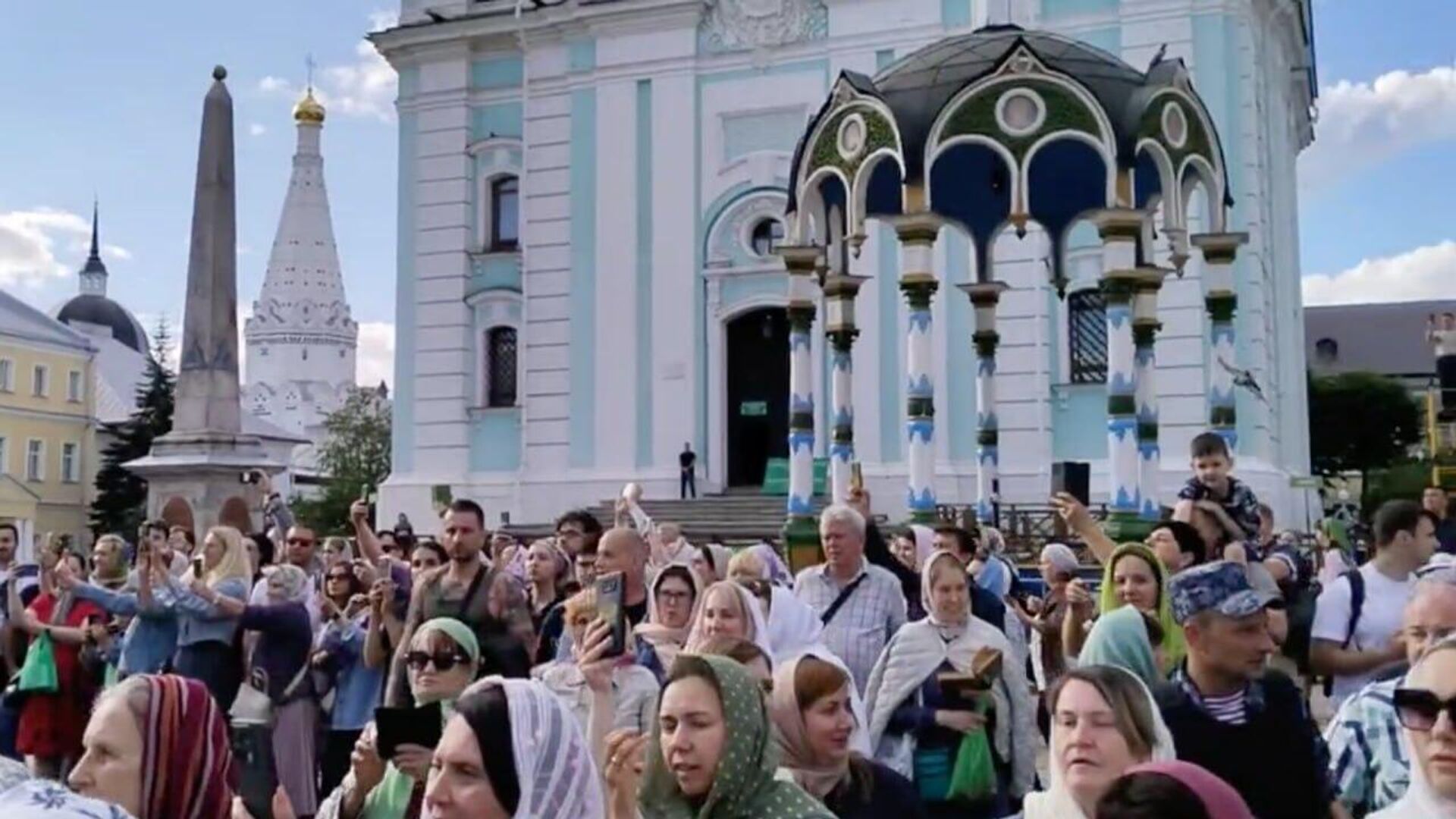 Сотни человек встречают Троицу в Троице-Сергиевой лавре - РИА Новости, 1920, 22.06.2024