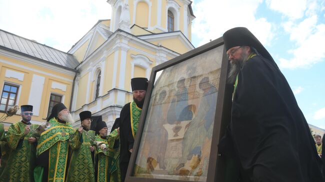 Крестный ход с иконой Святая Троица письма преподобного Андрея Рублёва в Свято-Троицкой Сергиевой Лавре накануне праздника Святой Троицы. 22 июня 2024