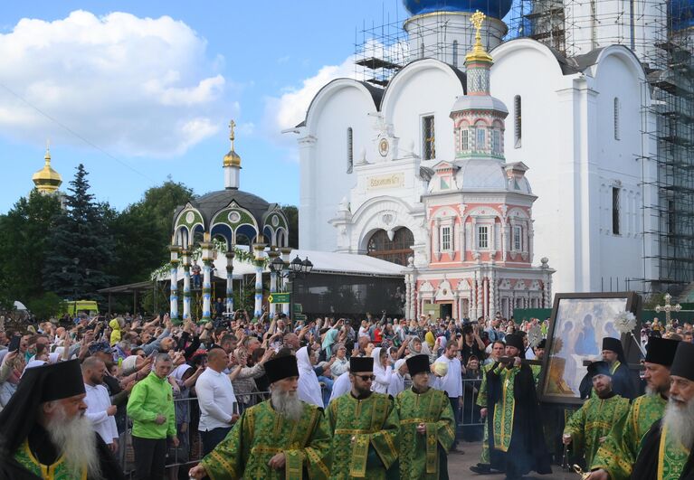 Крестный ход с иконой Святая Троица письма преподобного Андрея Рублёва в Свято-Троицкой Сергиевой Лавре накануне праздника Святой Троицы