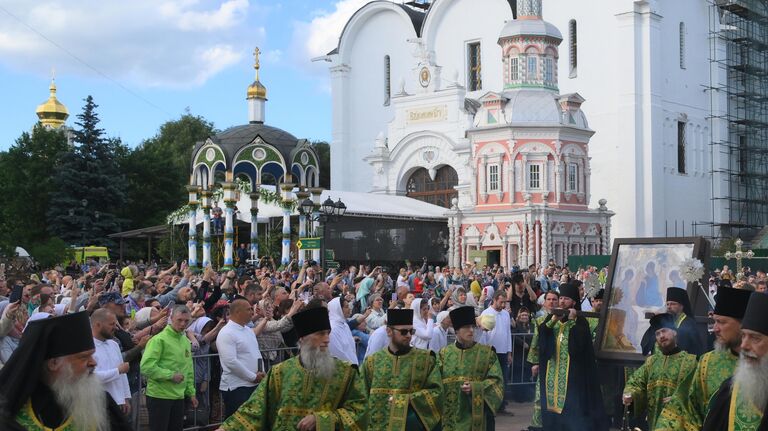 Крестный ход с иконой Святая Троица письма преподобного Андрея Рублёва в Свято-Троицкой Сергиевой Лавре накануне праздника Святой Троицы