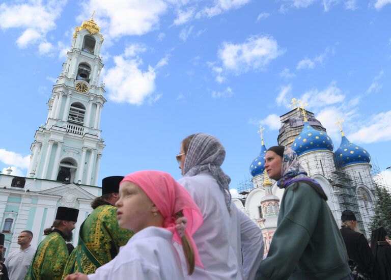 Прихожане в Троицком соборе Свято-Троицкой Сергиевой Лавры накануне праздника Святой Троицы