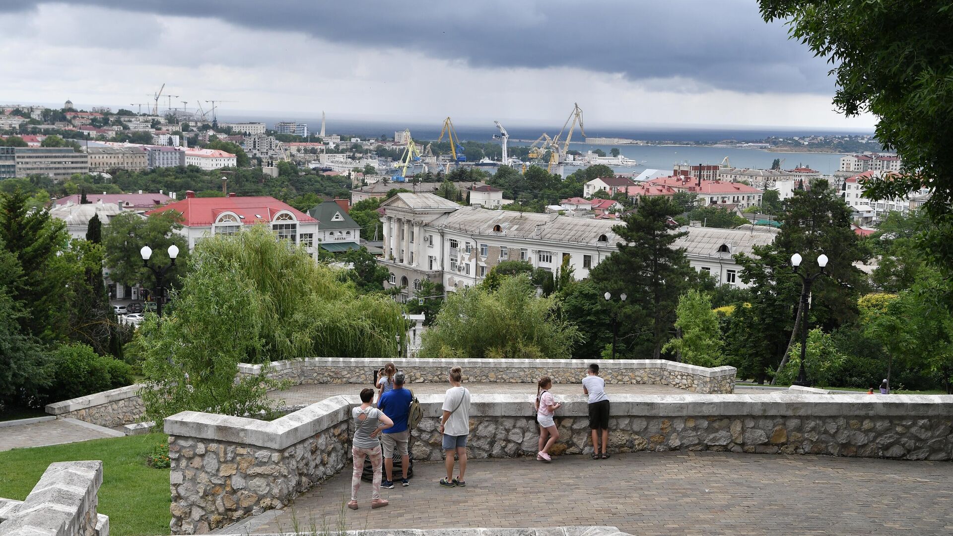 Вид на город с территории мемориального комплекса Малахов курган в Севастополе - РИА Новости, 1920, 23.06.2024