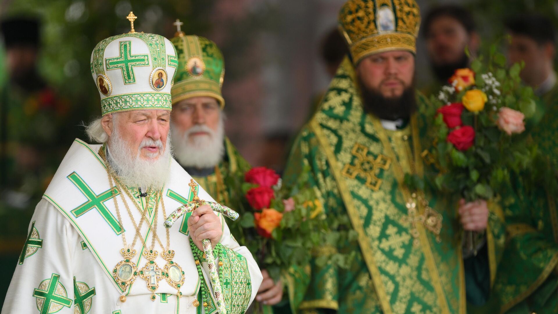 Патриарх Московский и всея Руси Кирилл на богослужении в праздник Святой Троицы в Свято-Троицкой Сергиевой лавре - РИА Новости, 1920, 23.06.2024