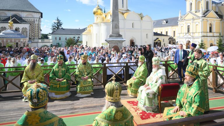 Патриарх Московский и всея Руси Кирилл на богослужении в праздник Святой Троицы в Свято-Троицкой Сергиевой лавре