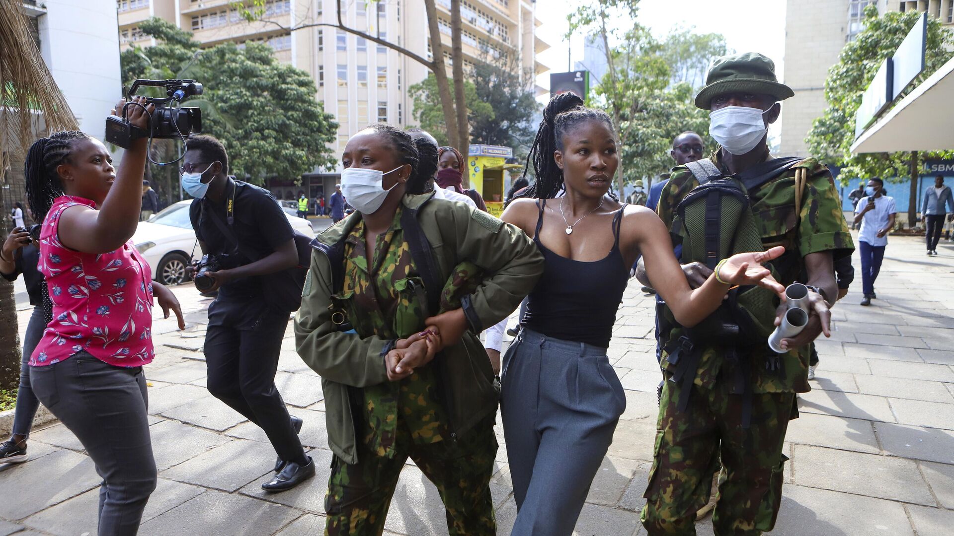Сотрудники полиции задерживают участницу акции протеста в Найроби, Кения - РИА Новости, 1920, 25.06.2024