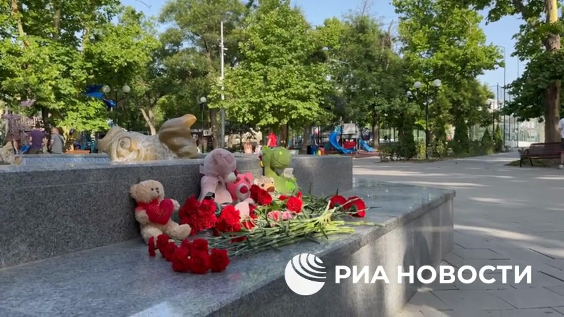 Стихийный мемориал в Севастополе в память о погибших в результате атаки ВСУ - РИА Новости, 1920, 23.06.2024