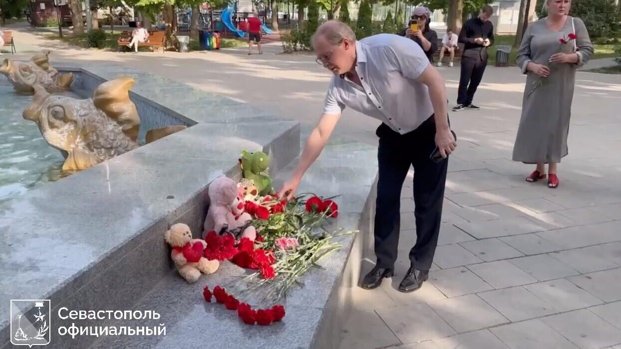 Стихийный мемориал в память о погибших в Севастополе 23 июня 2024 года. Кадр видео - РИА Новости, 1920, 29.06.2024