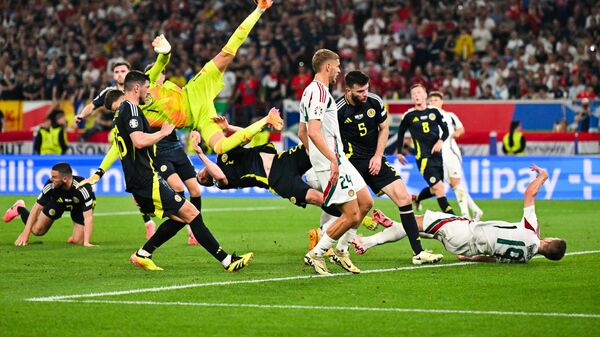 Футболист сборной Венгрии Барнабаш Варга получил травму головы в столкновении с вратарем Шотландии Ангусом Ганном