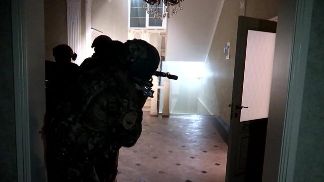 Сотрудники ФСБ в Дагестане, где были совершены вооруженные нападения на храмы и синагогу. Стоп-кадр видео