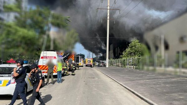 Дым на месте ракетного удара в районе завода тяжелого краностроения в Одессе