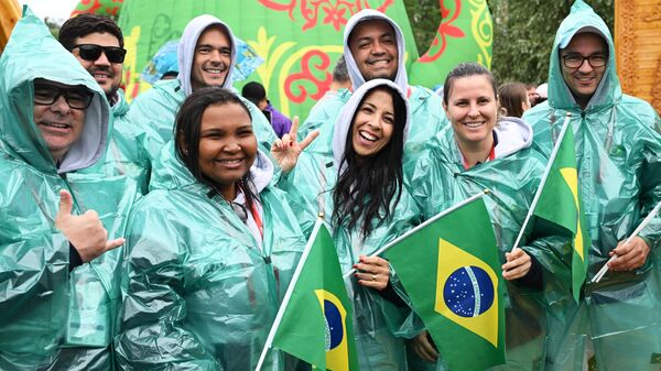 Участники из Бразилии на церемонии закрытия игр БРИКС в поселке Мирный Приволжского района Казани