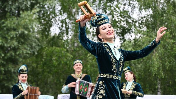 Церемония закрытия игр БРИКС в поселке Мирный Приволжского района Казани