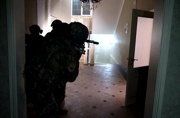 Сотрудники ФСБ в Дагестане, где были совершены вооруженные нападения на храмы и синагогу
