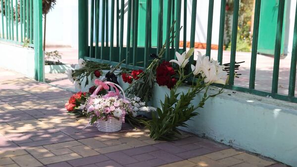 Цветы на месте теракта в Дербенте