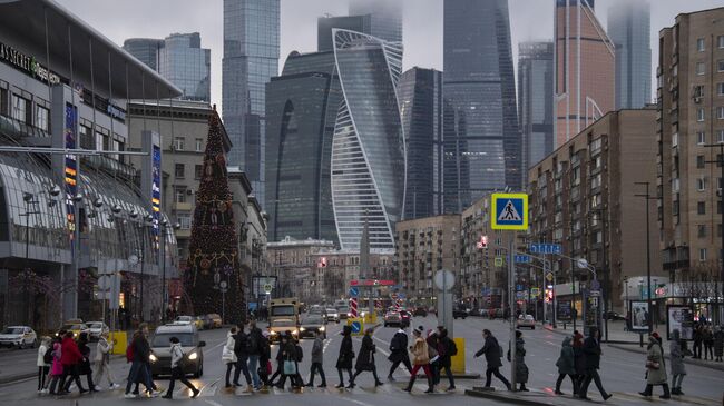 Пешеходы переходят Большую Дорогомиловскую улицу в Москве