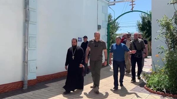 Глава Республики Дагестан Сергей Меликов осматривает церковь в Дербенте, на которую напали террористы